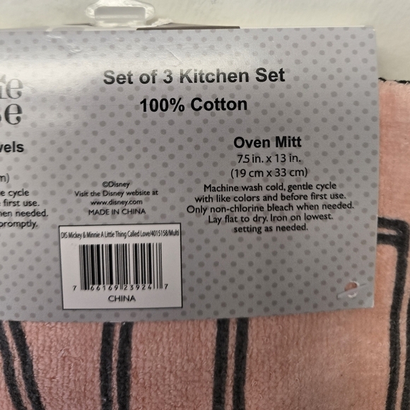 Disney Mickey Mouse and Minnie Mouse A Little Thing Called love kitchen set - Picture 6 of 7